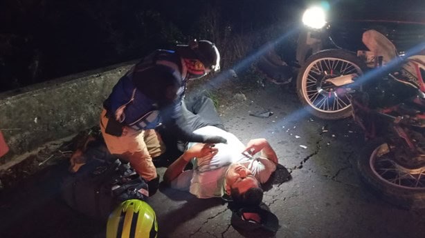 Motociclista invade carril y se estrella contra auto en Arboledas San Miguel