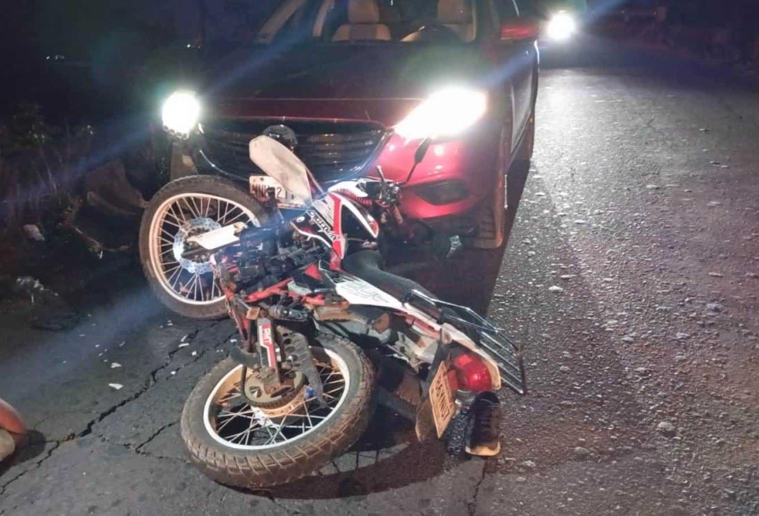 Motociclista invade carril y se estrella contra auto en Arboledas San Miguel