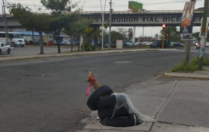 Alcantarilla sin tapa es un peligro en la carretera Medellín - Veracruz