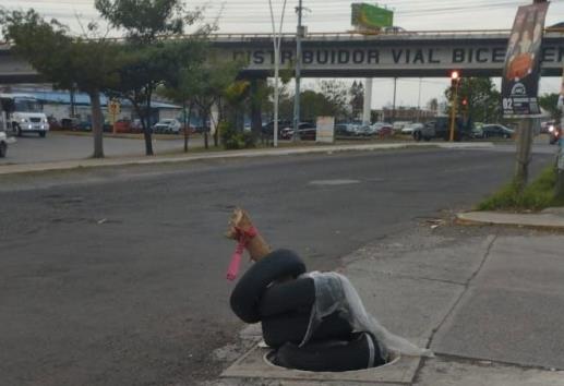 Alcantarilla sin tapa es un peligro en la carretera Medellín - Veracruz