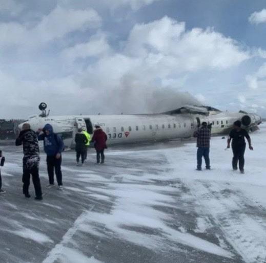 En medio de tormenta de nieve un avión con capacidad para 90 pasajeros se estrella en Canadá