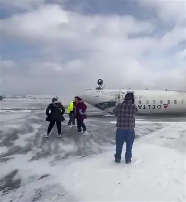 En medio de tormenta de nieve un avión con capacidad para 90 pasajeros se estrella en Canadá