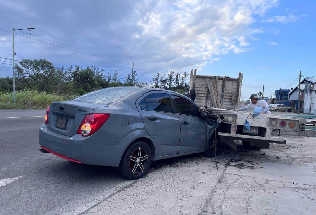 Conductora impacta su auto contra un camión de carga en la carretera Veracruz – Tejar