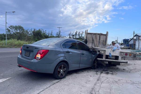 Conductora impacta su auto contra un camión de carga en la carretera Veracruz – Tejar