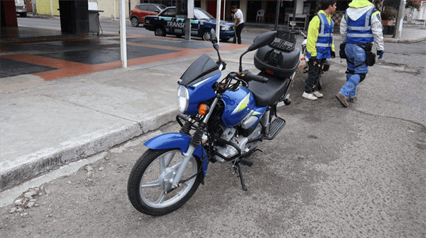 Camioneta atropella a motociclista en avenida Miguel Ángel de Quevedo; termina en el hospital