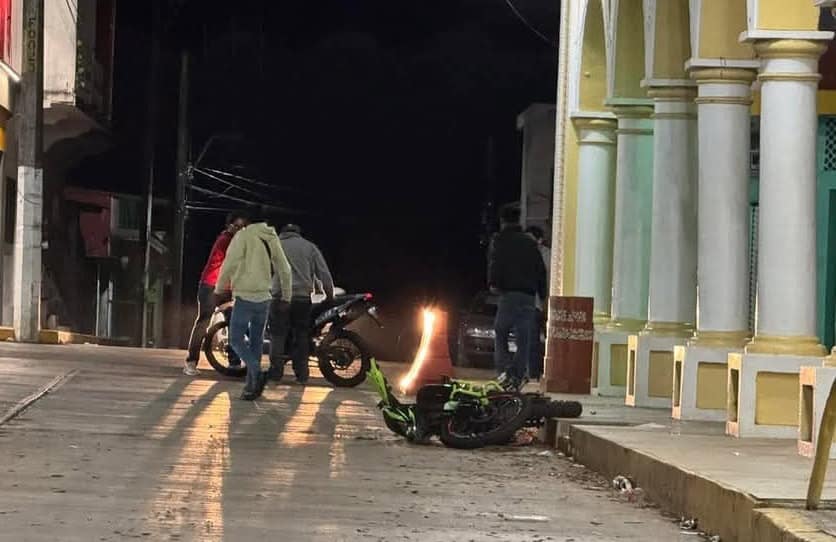 Choque de motocicletas en centro de Juchique de Ferrer