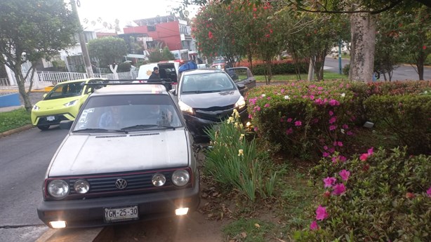 Choque por alcance en avenida Orizaba en Xalapa; estudiante resulta herido