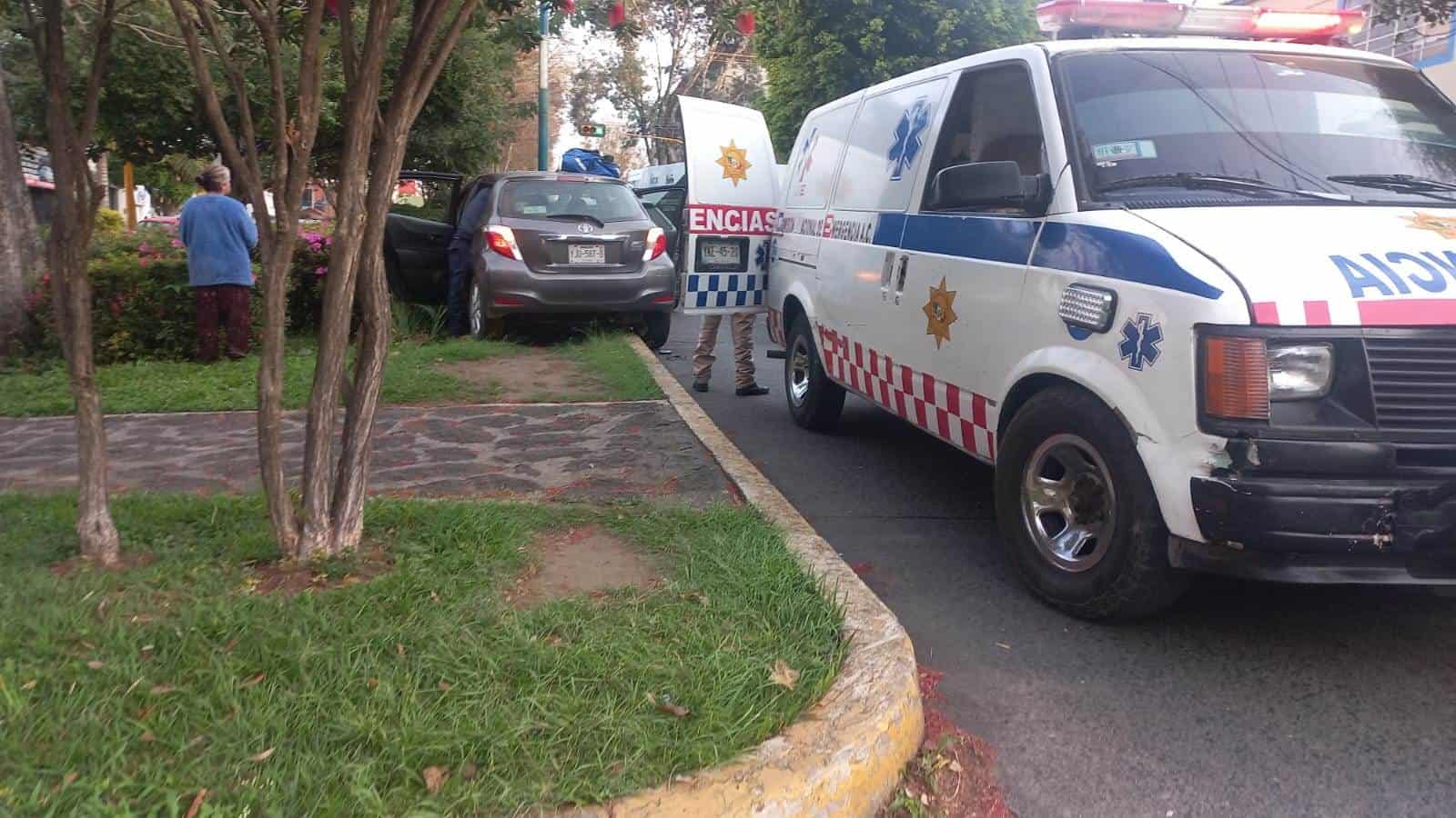 Choque por alcance en avenida Orizaba en Xalapa; estudiante resulta herido