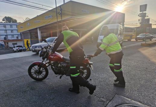 Accidente en Córdoba entre camioneta y motocicleta deja un lesionado