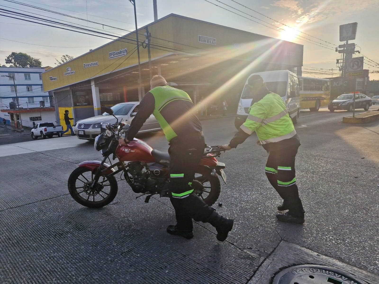 Accidente en Córdoba entre camioneta y motocicleta deja un lesionado