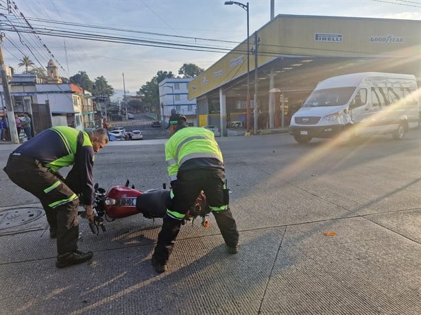 Accidente en Córdoba entre camioneta y motocicleta deja un lesionado