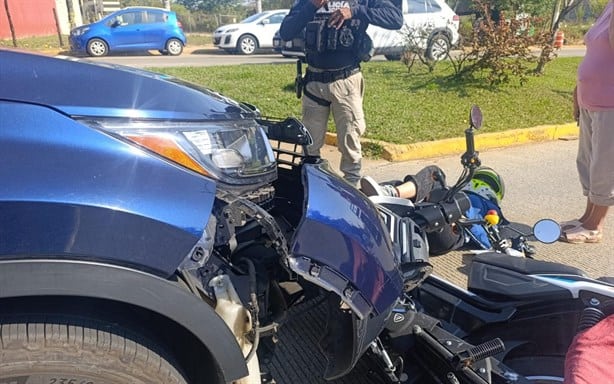 Camioneta embiste a motociclista en el bulevar Guízar y Valencia en Xalapa