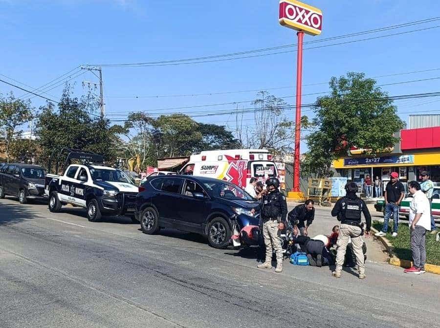 Camioneta embiste a motociclista en el bulevar Guízar y Valencia en Xalapa