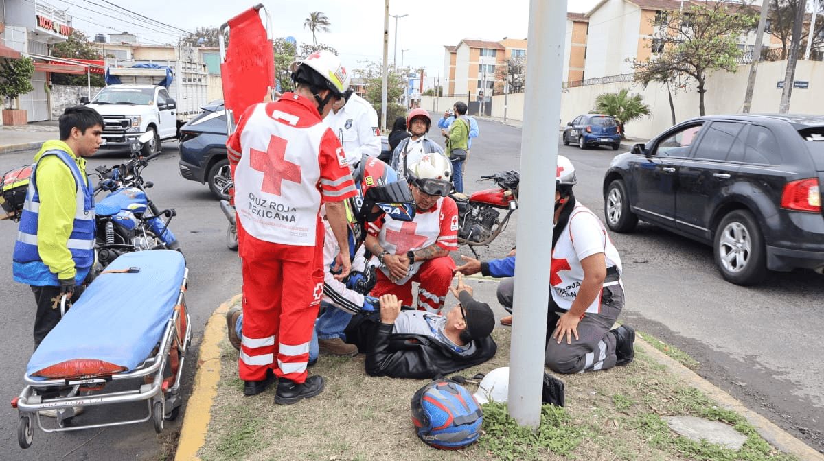 Camioneta atropella a motociclista en avenida Miguel Ángel de Quevedo; termina en el hospital