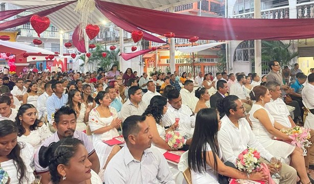 Alcalde José Noé Castillo Olvera apadrina a 102 contrayentes en festejo de Bodas Colectivas 2025 en Agua Dulce