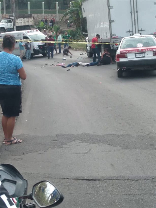 Se matan jovencitas al chocar su moto contra un camión en Paso del Macho