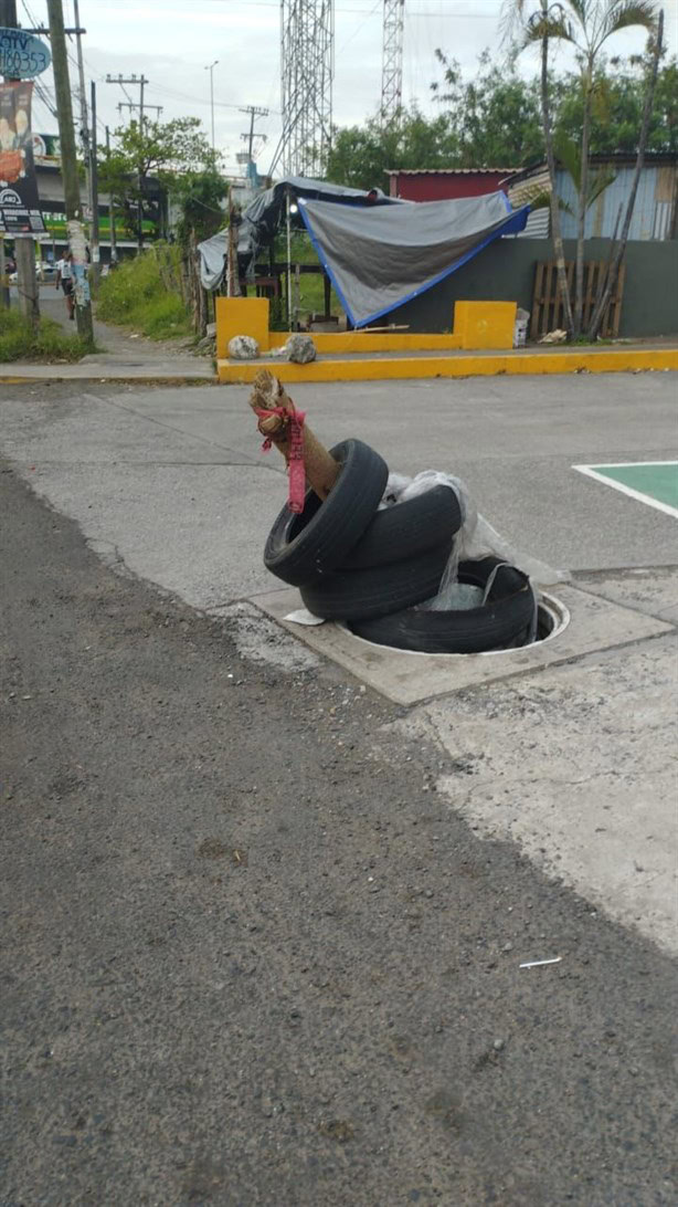 Alcantarilla sin tapa es un peligro en la carretera Medellín - Veracruz