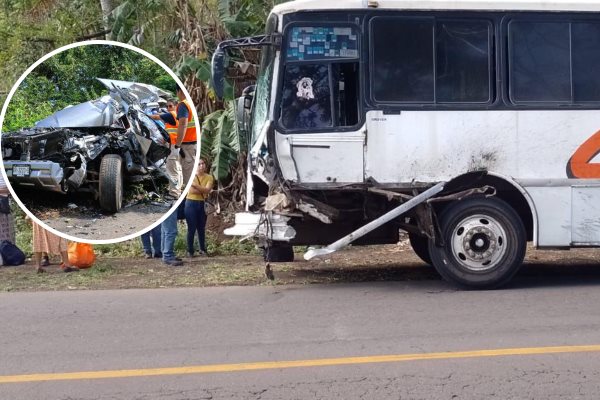 Camioneta choca de frente contra autobús pasaje en Catemaco