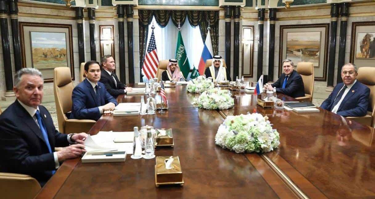 Estados Unidos y Rusia se reúnen en Arabia Saudita para detener la guerra contra Ucrania