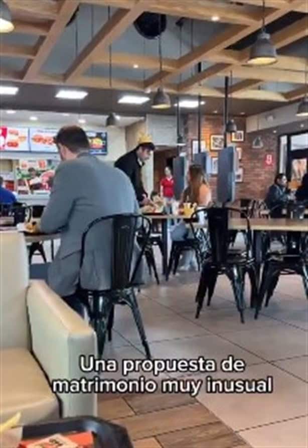 Hombre pide matrimonio en local de hamburguesas y es rechazado; empresa lo busca para animarlo| VIDEO