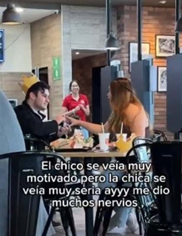 Hombre pide matrimonio en local de hamburguesas y es rechazado; empresa lo busca para animarlo| VIDEO