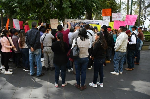 Protestan contra expanista de Ixhuacán de los Reyes; quiere candidatura por Morena-Verde (+VIDEO)