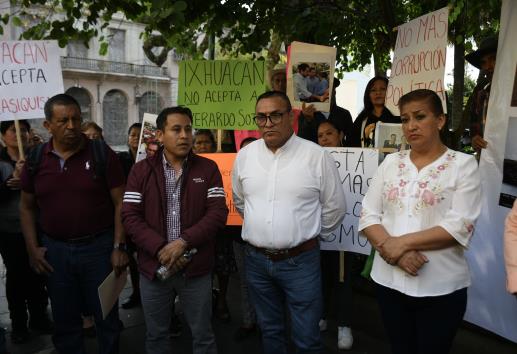 Protestan contra expanista de Ixhuacán de los Reyes; quiere candidatura por Morena-Verde (+VIDEO)