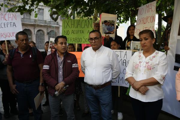 Protestan contra expanista de Ixhuacán de los Reyes; quiere candidatura por Morena-Verde (+VIDEO)