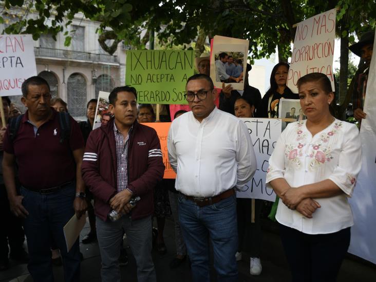 Protestan contra expanista de Ixhuacán de los Reyes; quiere candidatura por Morena-Verde (+VIDEO)