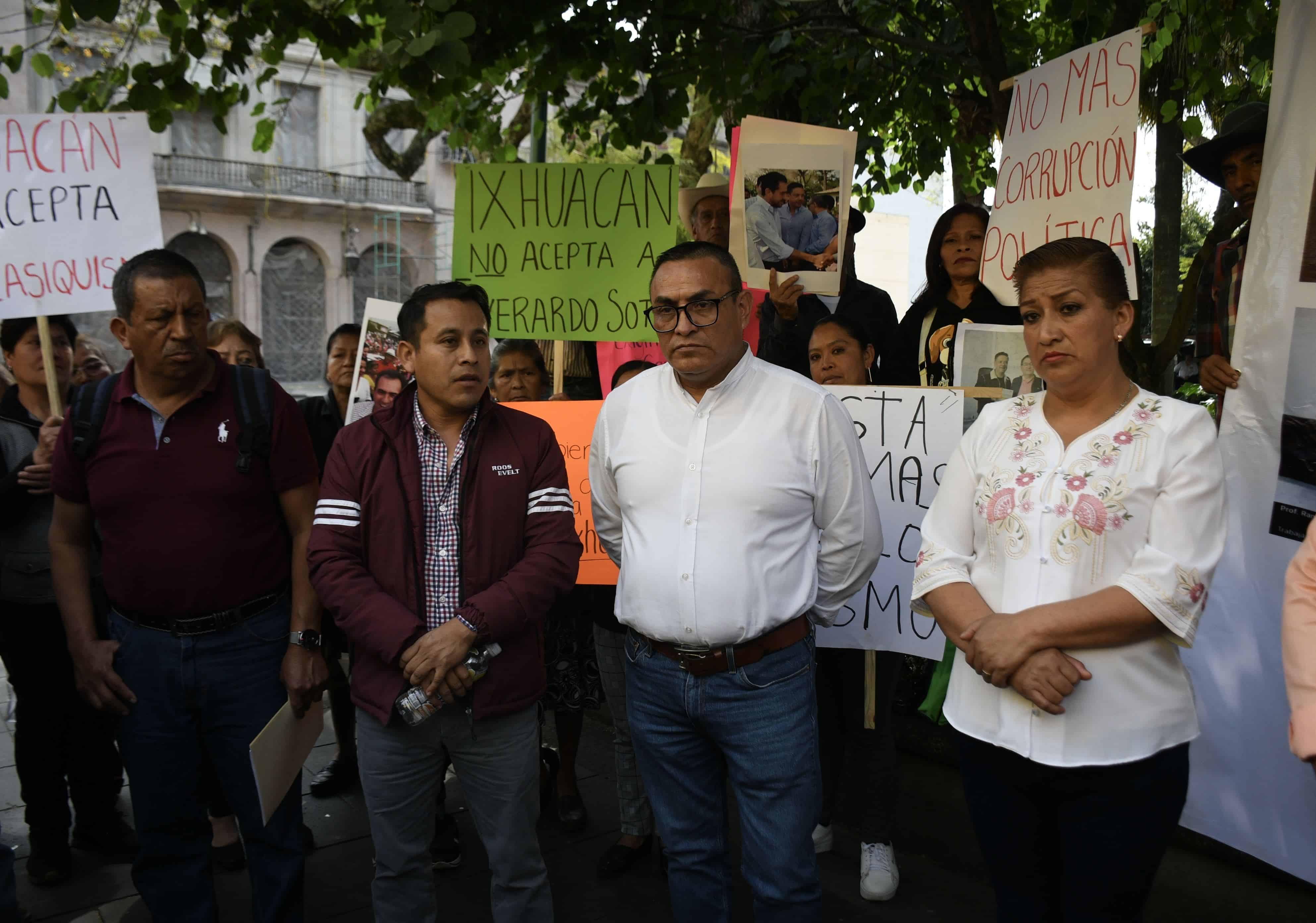 Protestan contra expanista de Ixhuacán de los Reyes; quiere candidatura por Morena-Verde (+VIDEO)