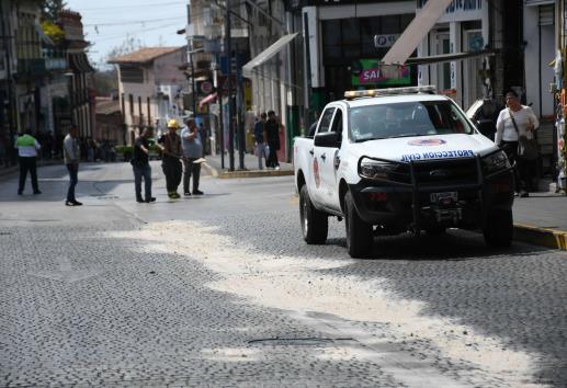 Derrame de aceite en Xalapa provoca caos y obliga al cierre de  céntricas calles (+VIDEO)