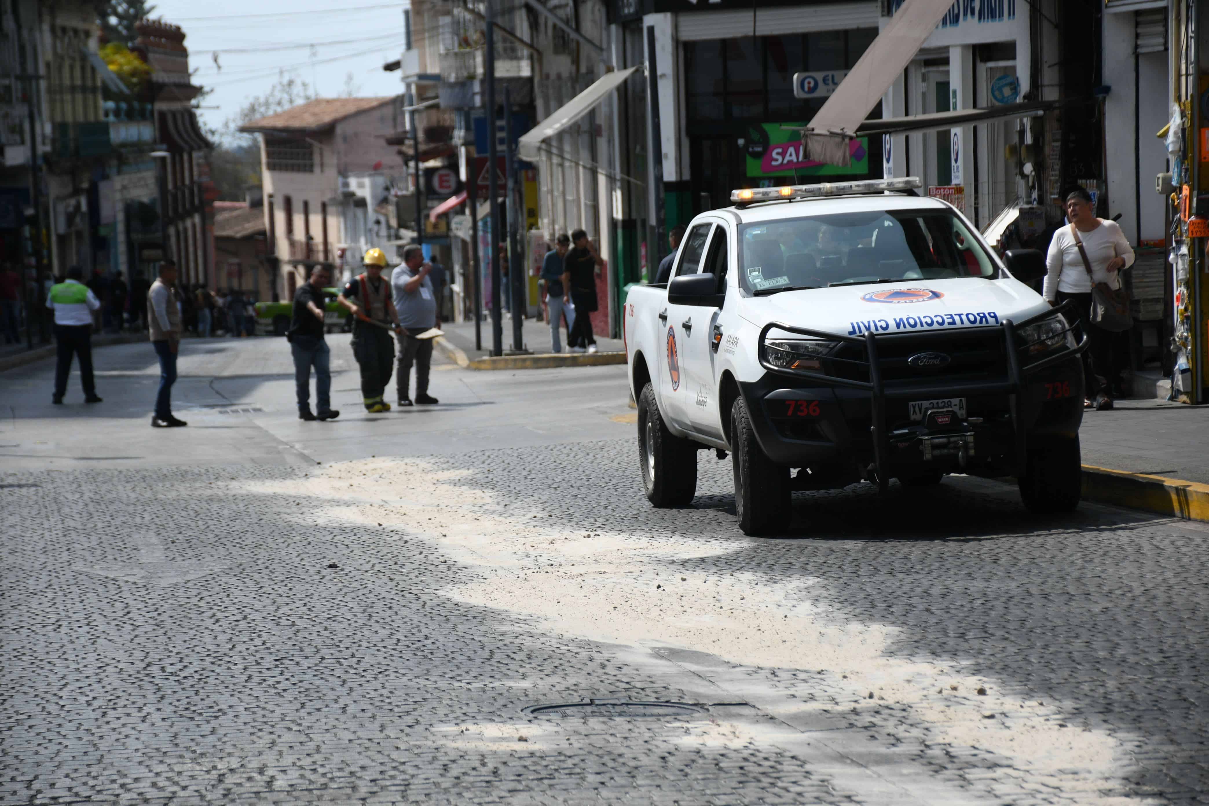 Derrame de aceite en Xalapa provoca caos y obliga al cierre de  céntricas calles (+VIDEO)