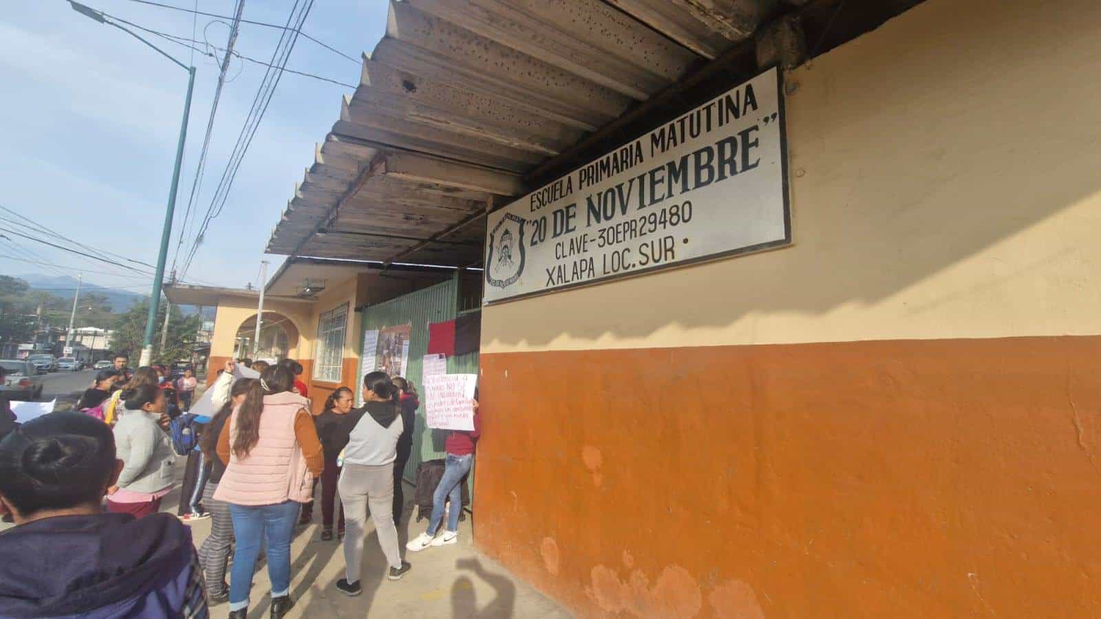 En primaria 20 de Noviembre, en Xalapa, no hay limpieza; protestan familias