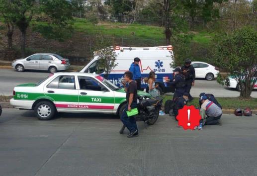 Motociclistas, heridos tras chocar con taxi en bulevar Guízar y Valencia de Xalapa