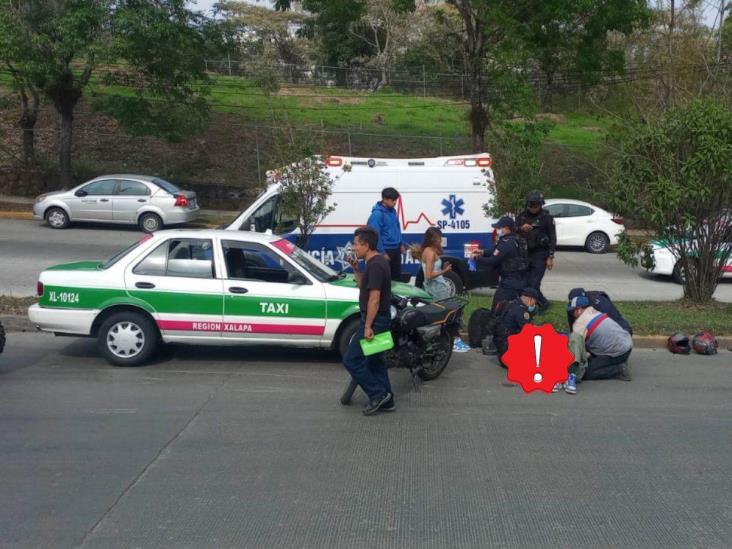 Motociclistas, heridos tras chocar con taxi en bulevar Guízar y Valencia de Xalapa