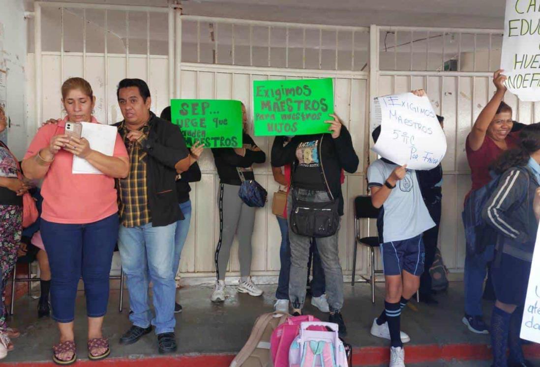 Padres de familia se manifiestan en escuela primaria de Veracruz por falta de maestros