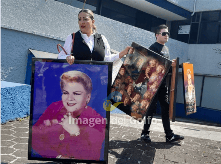 Desde funeraria, trasladan féretro de Paquita la del Barrio en Xalapa