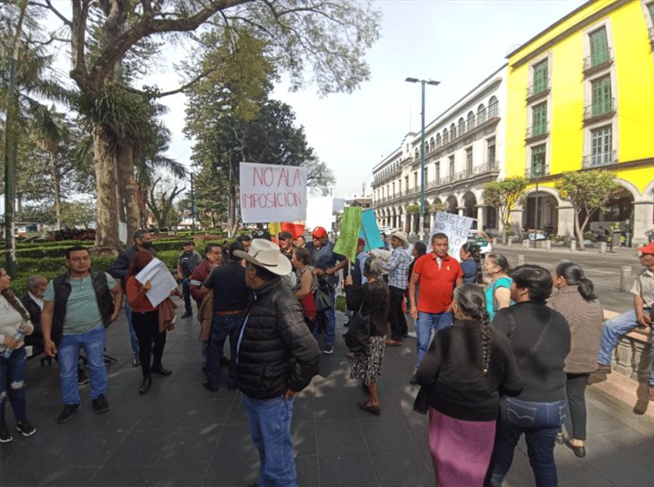 Simpatizantes de Morena protestan en Xalapa contra candidatura en Ixhuacán de los Reyes