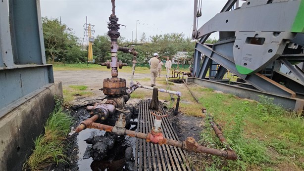 ¿Continúan fugas? Autoridades inspeccionan pozo petrolero en Poza Rica