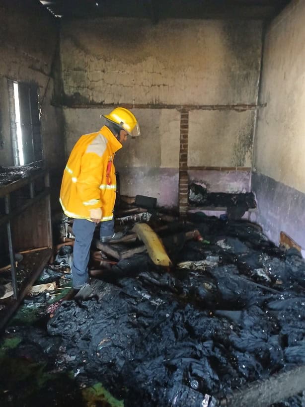 Se incendia casa en Tierra Blanca; hombre sufre quemaduras y es hospitalizado