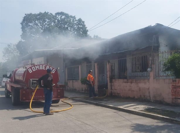 Se incendia casa en Tierra Blanca; hombre sufre quemaduras y es hospitalizado