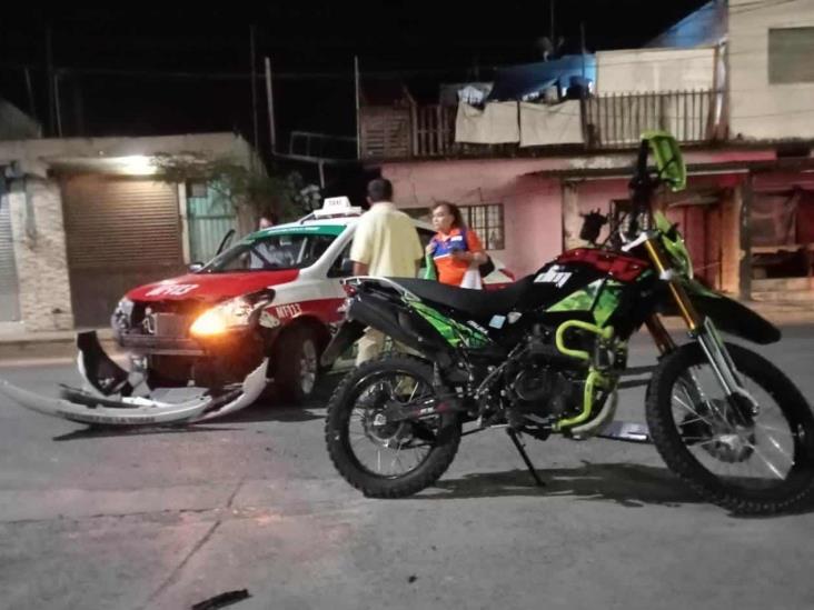 Motociclista resulta lesionado tras accidente con taxi en Martínez de la Torre