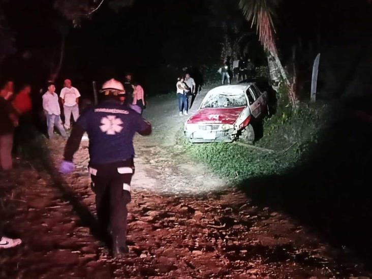 Taxi se accidenta en Yecuatla