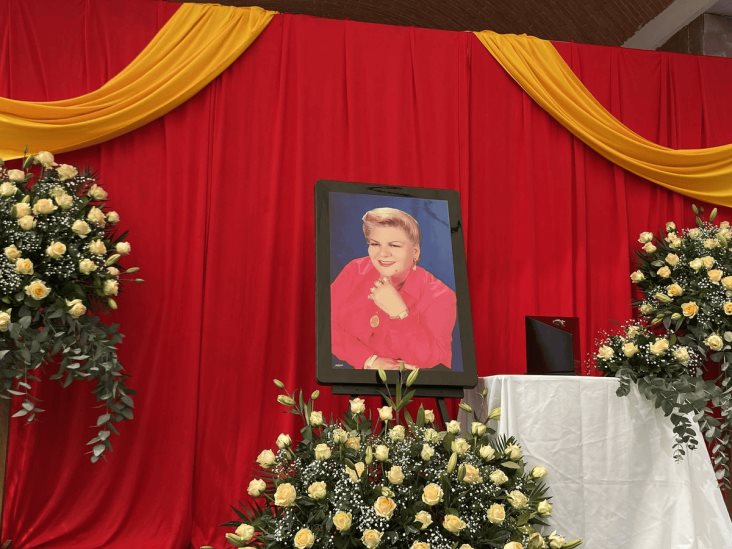 Dan el último adiós a Paquita la del Barrio en Veracruz