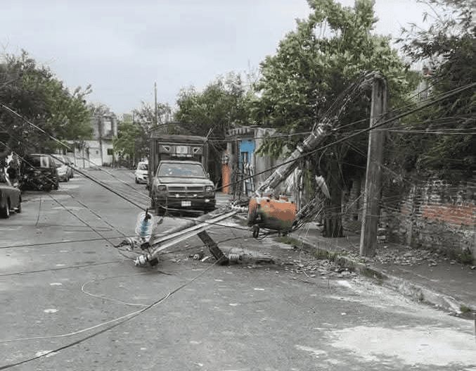 Norte derriba poste de luz en colonia Hidalgo de Veracruz