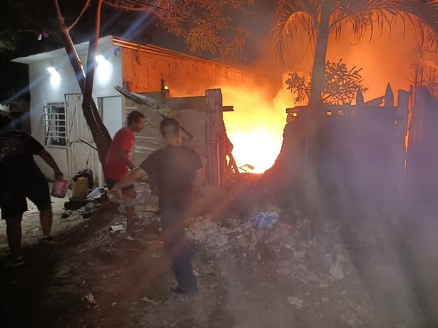 Vivienda es consumida por incendio en fraccionamiento Villa Rica de Veracruz