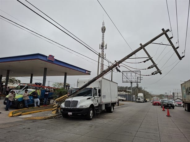 Norte derriba poste y cae sobre camión de carga en autopista Veracruz-Cardel