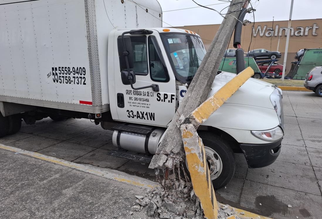 Norte derriba poste y cae sobre camión de carga en autopista Veracruz-Cardel