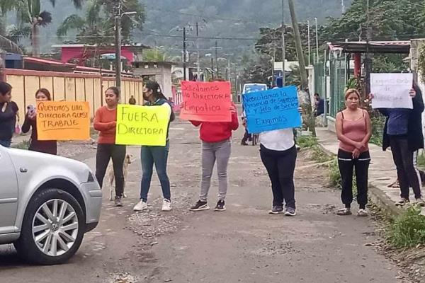 Exigen salida de directora de preescolar en comunidad de Ixtaczoquitlán