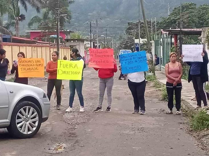 Exigen salida de directora de preescolar en comunidad de Ixtaczoquitlán